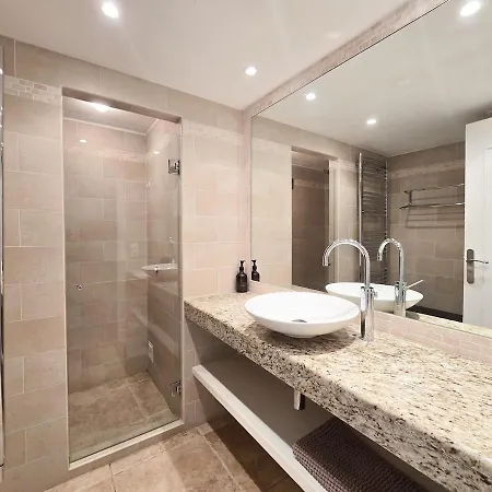 86m2, Spacieux, 2 Chambres, à 1 Min De La Appartement